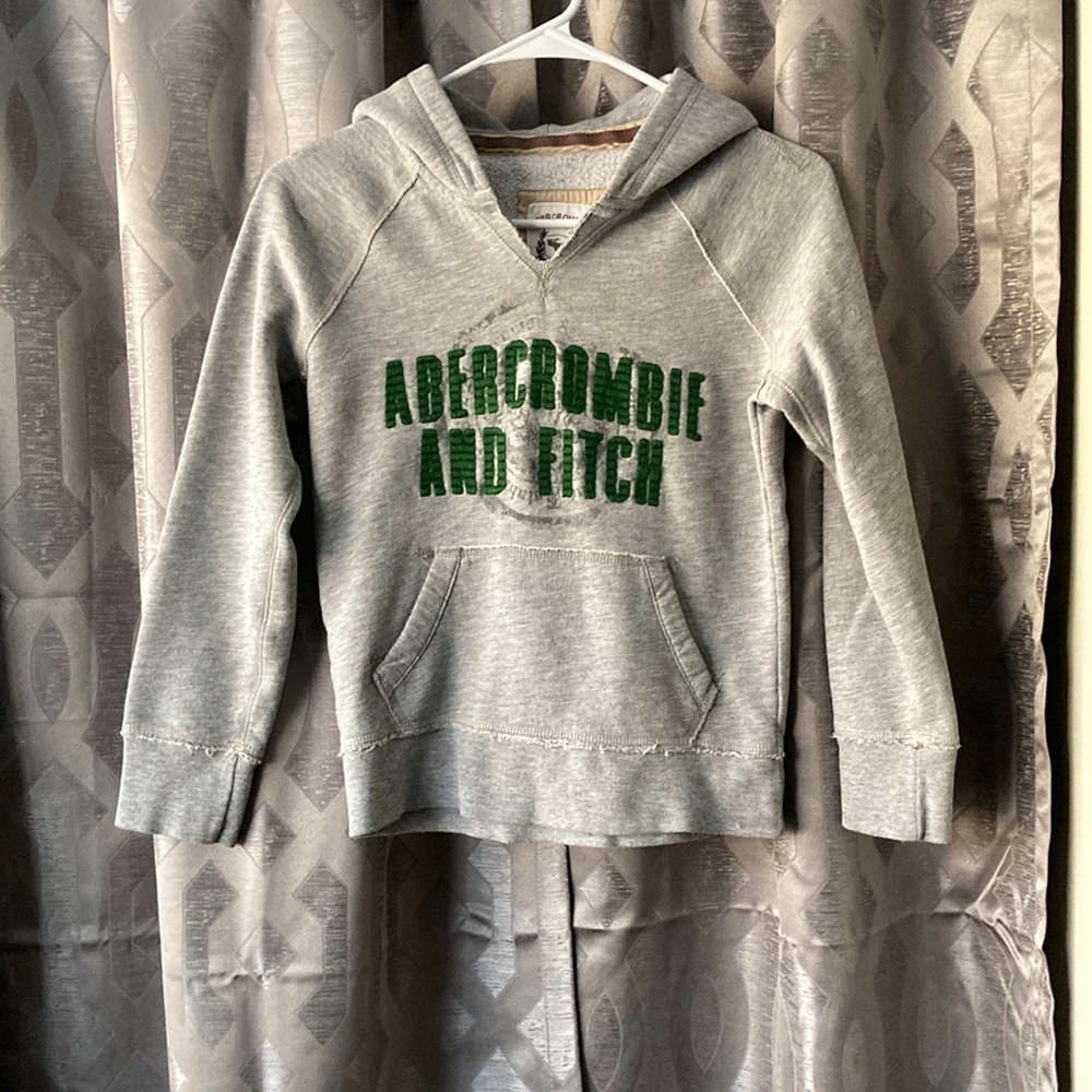 A&F sweatshirt. Short, semi 3/4 length sleeves. Pouch. Excellent condition.